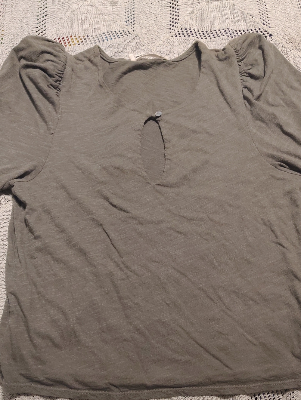 Women's Short Puff Sleeve Keyhole Top - Olive Green